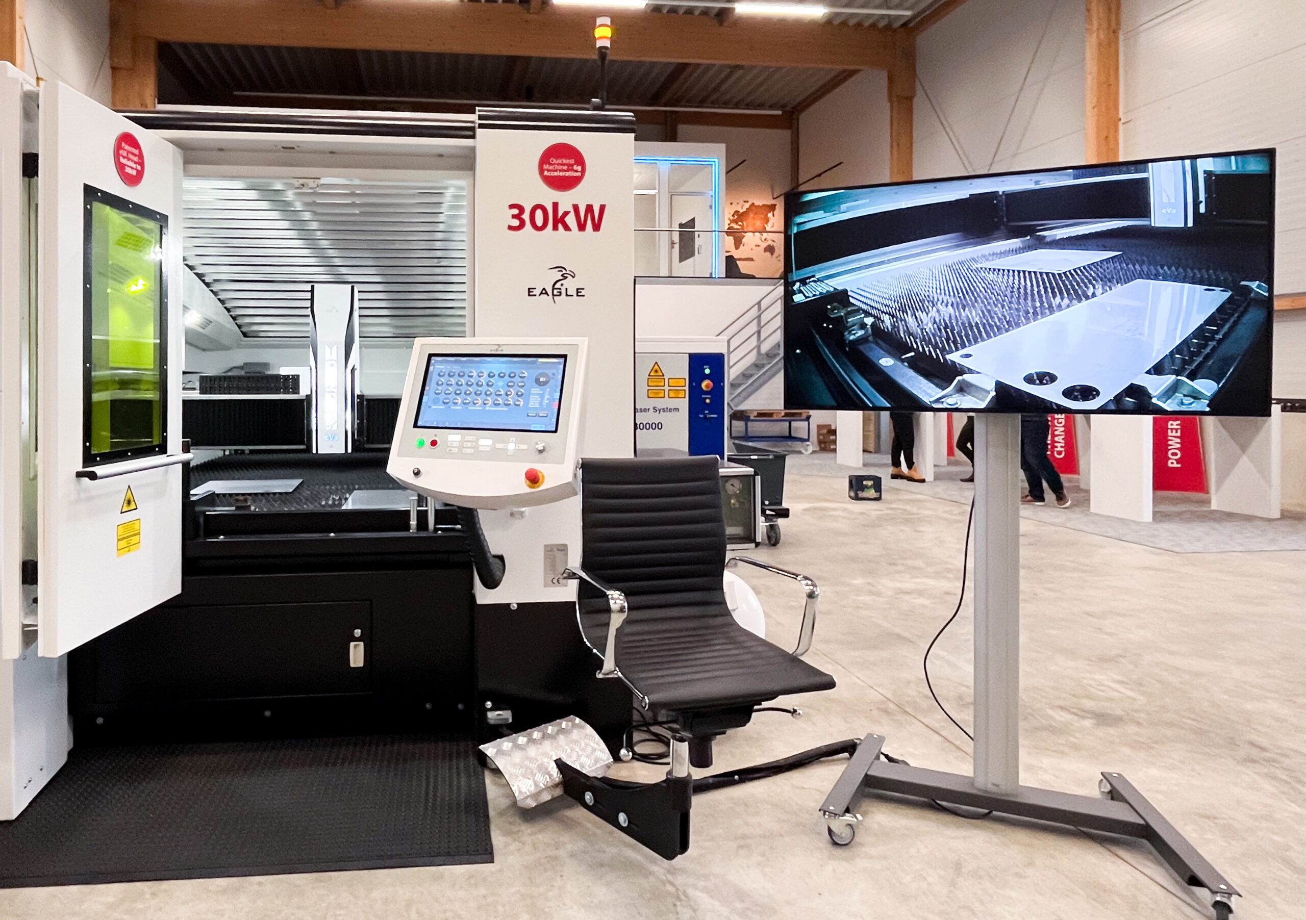 Innenaufnahme des Eagle German Showrooms mit iNspire-Logo fiber Maschine