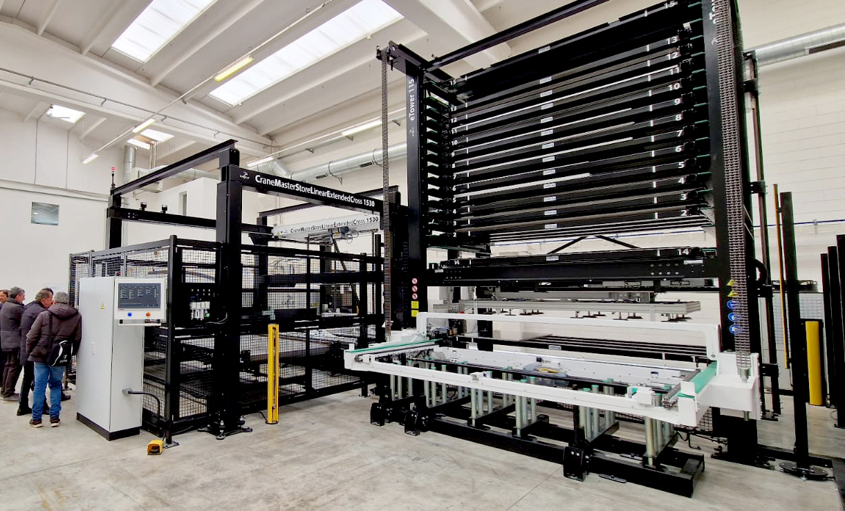 Innenaufnahme des Eagle Italy Showrooms mit iNspire-Logo fiber Maschinen und Automatisierung