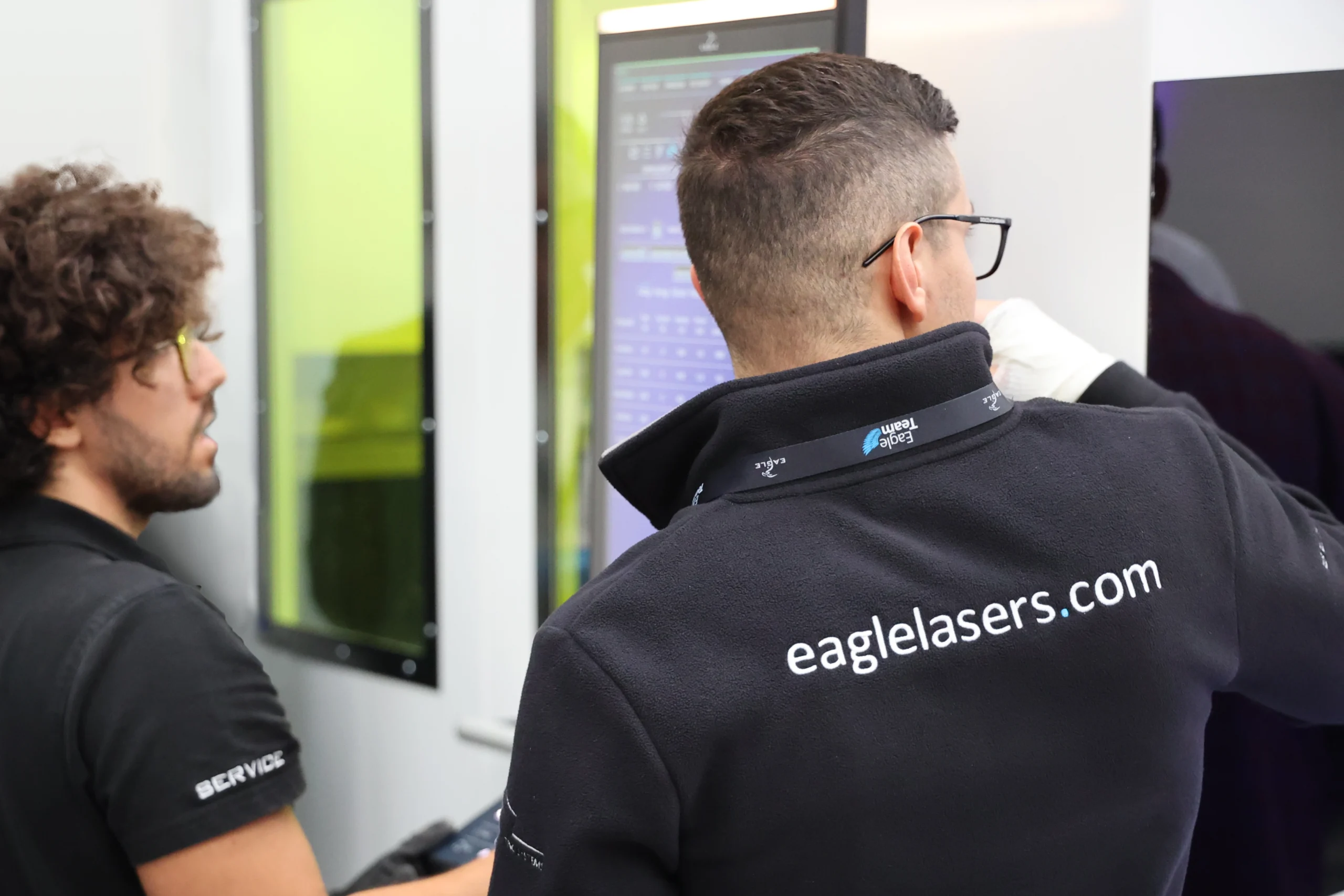 Operadores de Eagle que manejan máquinas fiber